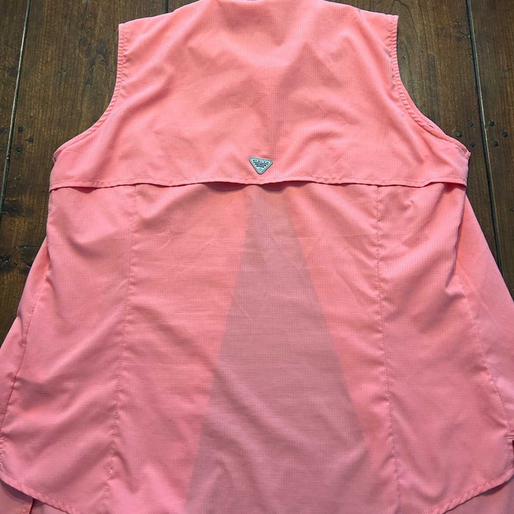Sleeveless Columbia women’s shirt size - large  pink.  Exc condition..
